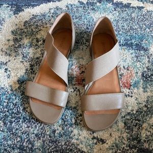 Gentle Souls by Kenneth Cole Brown Leather Strappy Slip on Flat Ora Sandals Sz 8